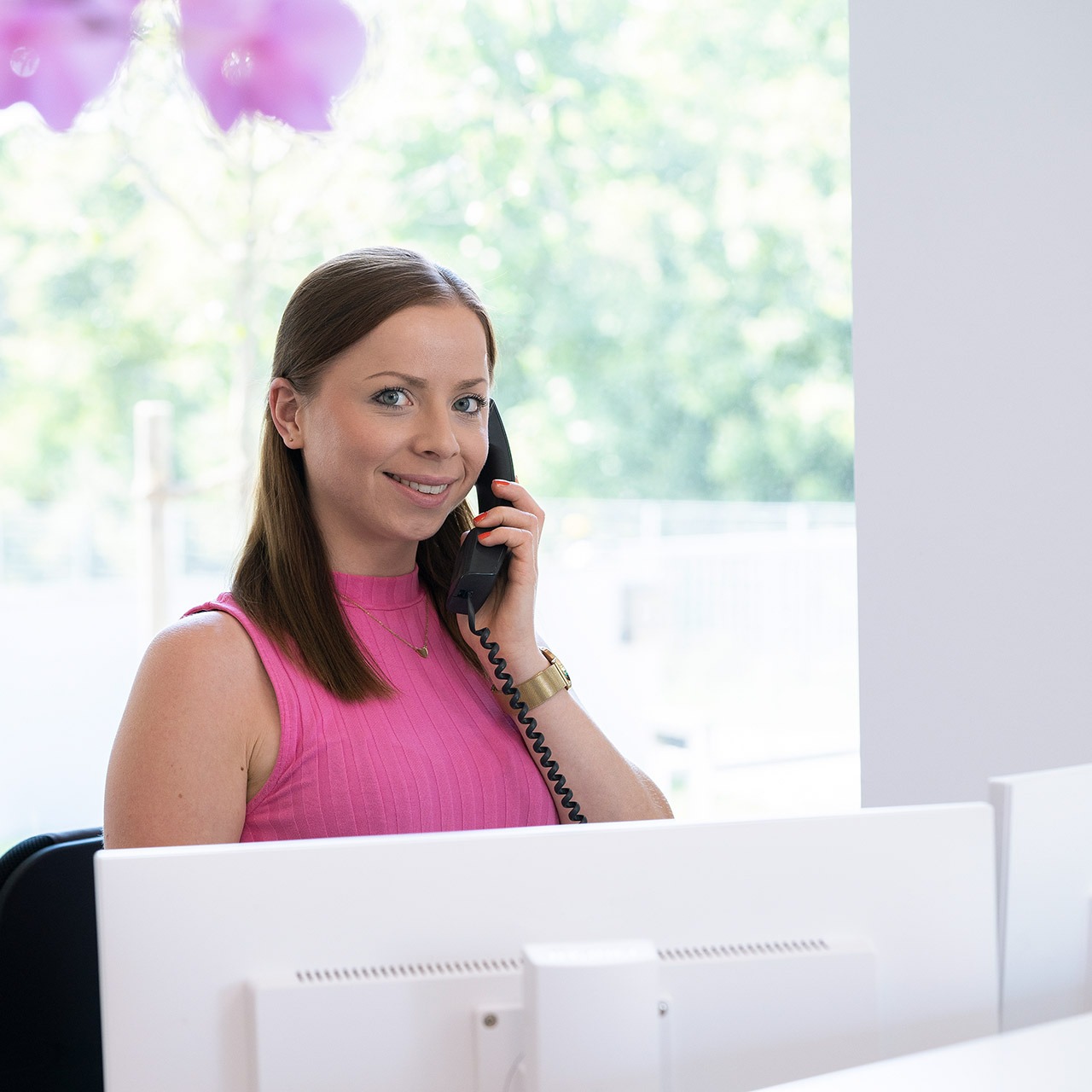 Frau telefoniert am Empfang von FUCHS
