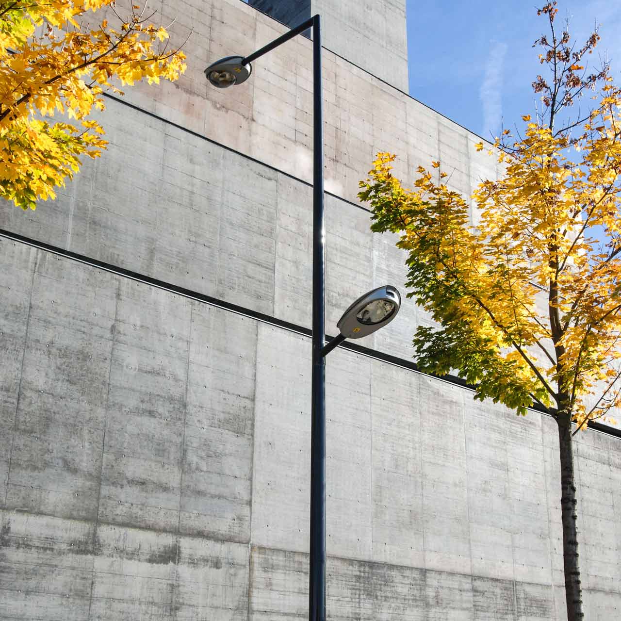 Lichtmast aus GFK mit zwei Strahlern in Salzburg, Österreich